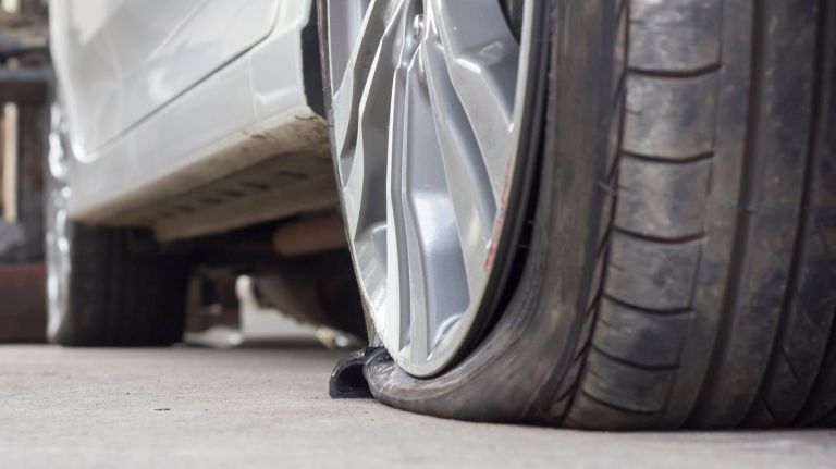 NYC scams: Broken bottles, fake tickets and more cons to know 6 Popular in the outer boroughs -- and, especially, in Queens. The suspects in this scam slash the tire of someone coming out of the bank. After the person gets in their car, they then act like a good Samaritan and point out the tire. The victim then gets out of the car to check it out, and a second suspect grabs their bag from the passenger seat.