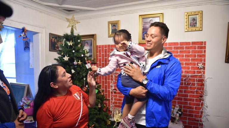 Mets infielder Wilmer Flores delivers turkeys and other food items to Magdalena Flores and daughter Samara Garcia of Corona.