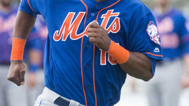 New York Mets outfielder Alejandro De Aza does running drills on Monday, Feb. 29, 2016 during a spring training workout in Port St. Lucie, Fla.