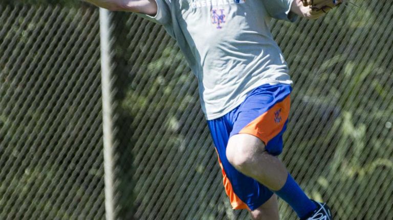 Mets infielder Eric Campbell throws to first during spring training Tuesday, Feb. 18, 2014, in Port St. Lucie, Fla.
