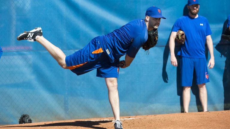 Dillon Gee throws a bullpen session during Mets spring training Friday, Feb. 14, 2014, in Port St. Lucie, Fla.