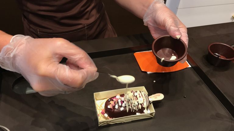 Again, your choices are dark, milk or white chocolate. We recommend choosing one that pops against your toppings and bar.