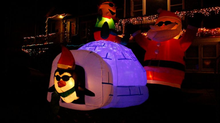Dyker Heights Christmas lights photos: Best and brightest holiday decorations 15 Christmas gets a contemporary spin on 86th Street, where visitors will find Santa Claus and friends donning sunglasses. We wouldn't be surprised if these cool cats listen to
