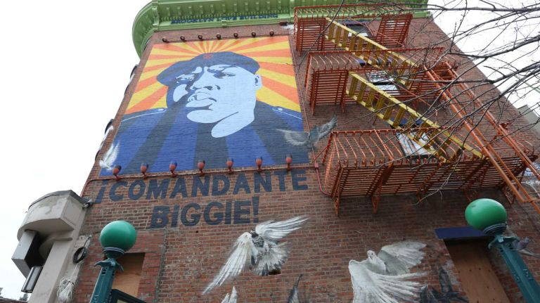 What to do and eat in Fort Greene, Brooklyn 15 Biggie Smalls murals are throughout the Brooklyn native's borough, and one of the best known -- of Notorious B.I.G. as a revolutionary, sporting a beret a la Che Guevara -- is at the corner of South Portland Avenue and Fulton Street in Fort Greene.