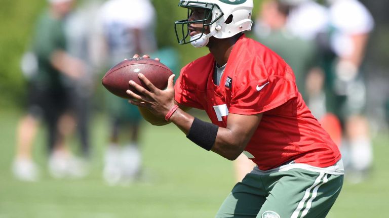 New York Jets quarterback Geno Smith catches a snap during Organized Team Activities at the Jets Training Center on Wednesday, May 25, 2016.