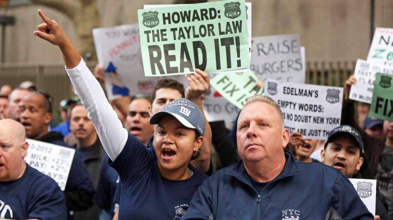Members of the NYC Patrolmen’s Benevolent Association rally in Manhattan against a proposed 1 percent raise on Thursday, Nov. 5, 2015.