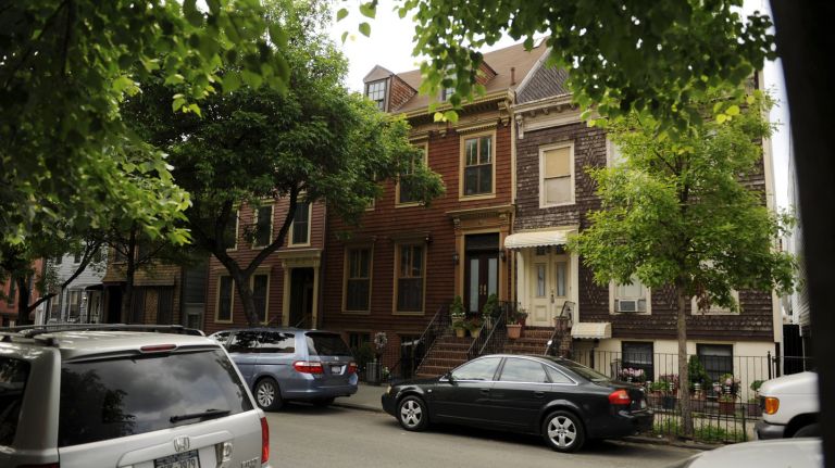 Nearly 86% of New Yorkers who moved last year chose to stay within their own borough, according to a study released by StreetEasy. Experts and residents say the trend makes sense, as people are usually looking for a good bargain with little inconvenience to their lifestyle.