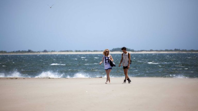 Lach Miner, left, and Kristie Spindler from Brooklyn, visit Manhattan Beach shore on June 8, 2015. ?By Yeong-Ung Yang