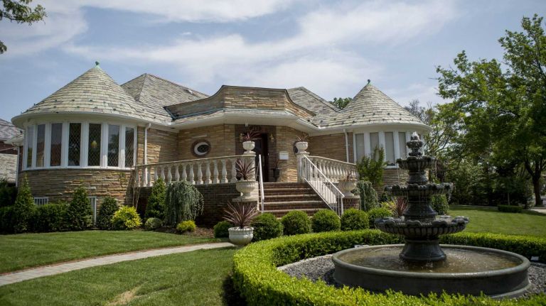 A residential neighborhood at Hamton Avenue at Manhattan Beach, New York, on June 8, 2015. ?By Yeong-Ung Yang