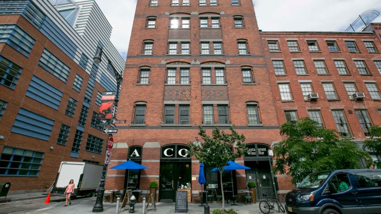 In Manhattan and Brooklyn, a decline in sales price growth and an increase in time that homes spend on the open market has created an advantage for buyers, according to a StreetEasy report.