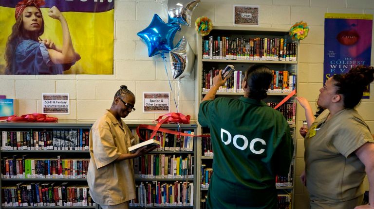 Rikers Island gets unofficial New York Public Library branch 1 The library at the Rikers Island correction facility has a wide range of books, including