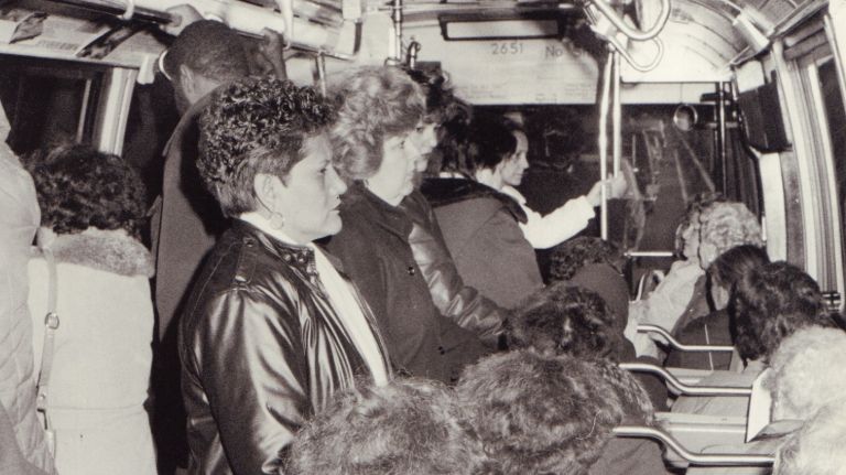 Old NYC bus photos: Take a drive down the streets of NYC history 18 It's standing room only on the M32 bus as it travels from Kew Gardens, Queens, to Manhattan on Dec. 9, 1985.