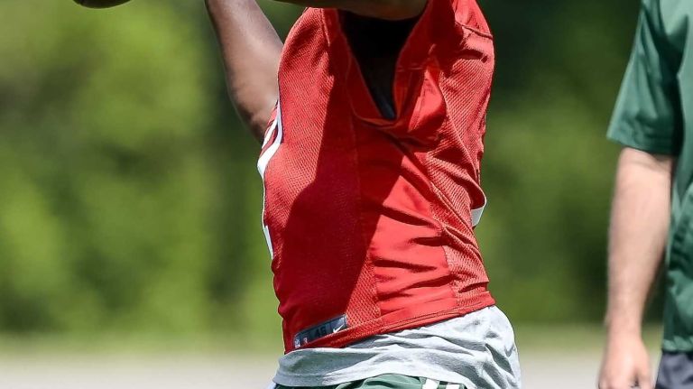 Jets quarterback Geno Smith attempts a pass during the Jets' OTAs on Wednesday, June 1, 2016 in Florham Park, N.J.