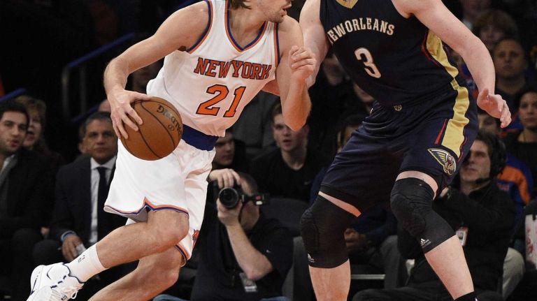 New York Knicks forward Lou Amundson is defended by New Orleans Pelicans center Omer Asik in the first half of an NBA game at Madison Square Garden on Monday, Jan. 19, 2015.