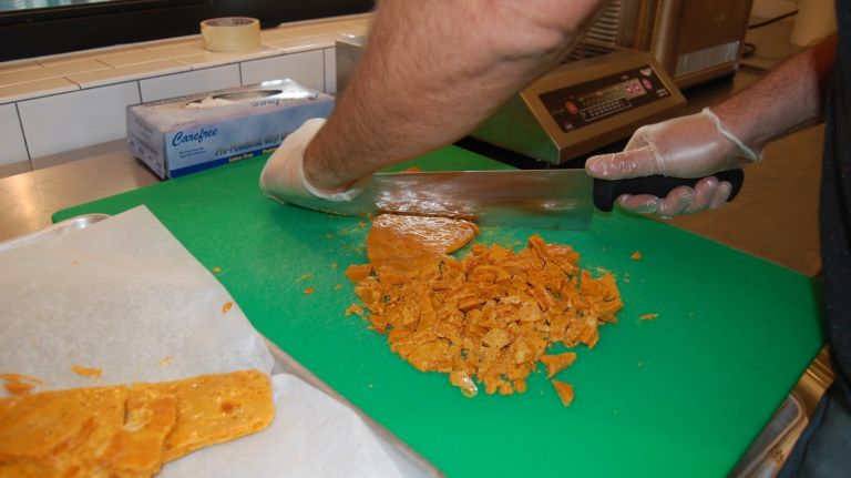 Chop the honeycomb into bite-size pieces. 