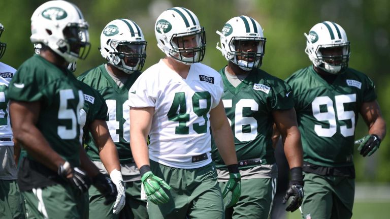 New York Jets tight end Jason Vander Laan, center, and teammates look on during Organized Team Activities at the Jets Training Center on Wednesday, May 25, 2016.
