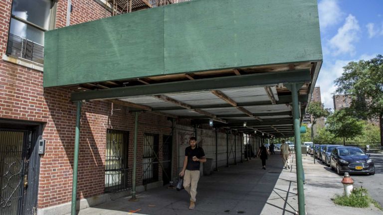 12 things that never fail to annoy fast walkers in NYC 16 Oh, you planned on actually walking down this side of the street? Not today... tomorrow or even next week.