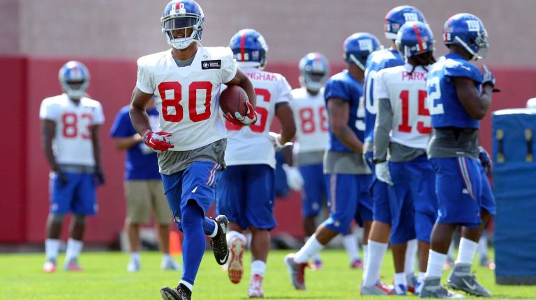 New York Giants wide receiver Victor Cruz runs the ball during training camp at the Quest Diagnostics Training Center in East Rutherford, N.J., on Saturday, Aug. 1, 2015.