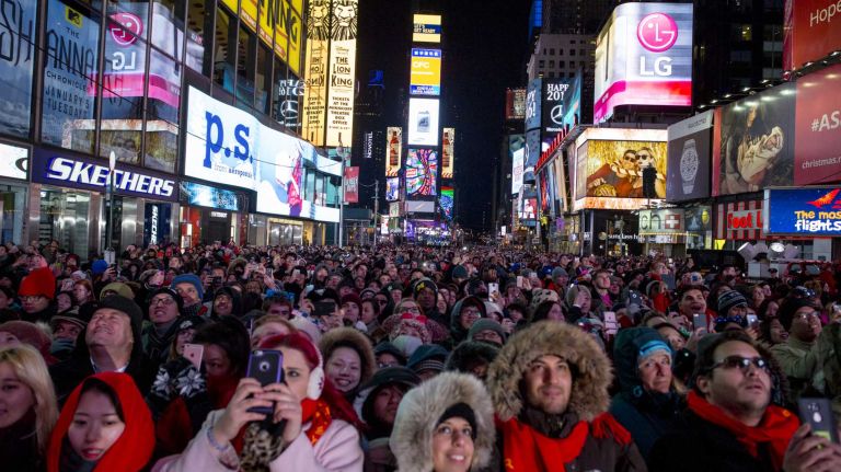 New Year's Eve in NYC 2015 to 2016: Pictures of the ball drop in Times Square and more 40 Spectators react to a rehearsal of the ball drop on Thursday evening, Dec. 31, 2015, in Times Square.