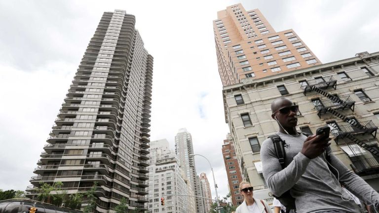 Manhattan apartment sales prices reach record $1.9 million average, according to CityRealty. 
