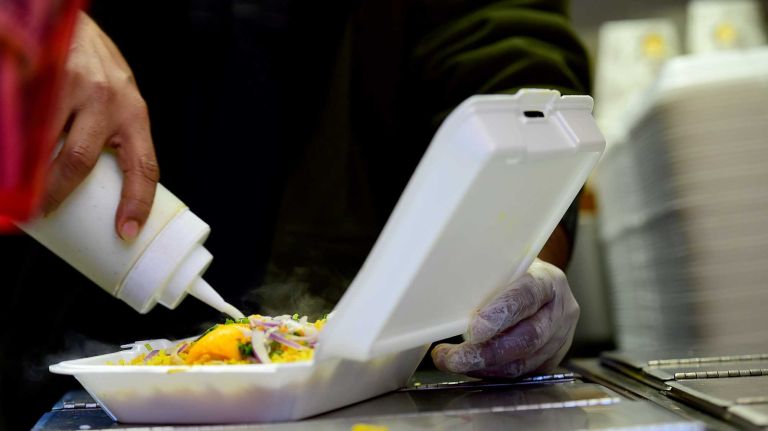 City takes foam fight to diners and delis 2 White sauce is poured onto a plate of halal food in NYC. Mayor Bill de Blasio announced a ban on serving food and drinks in polystyrene foam containers on Jan. 8, 2015.