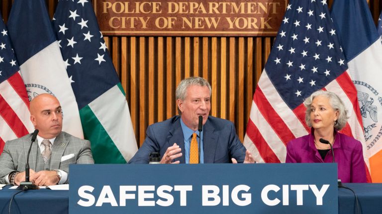 With de Blasio's presidential bid over, NYers say he should focus on these NYC issues 2 Mayor Bill de Blasio should focus on improving transit, cost of living, affordable housing and public access to greenspaces now that he's no longer running for president, according to New Yorkers.