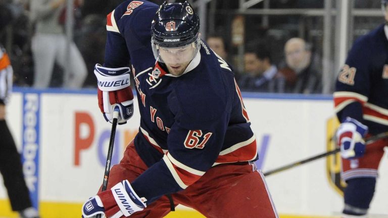 New York Rangers left wing Rick Nash controls the puck against the Chicago Blackhawks in the third period of an NHL hockey game at Madison Square Garden on Thursday, Feb. 27, 2014.