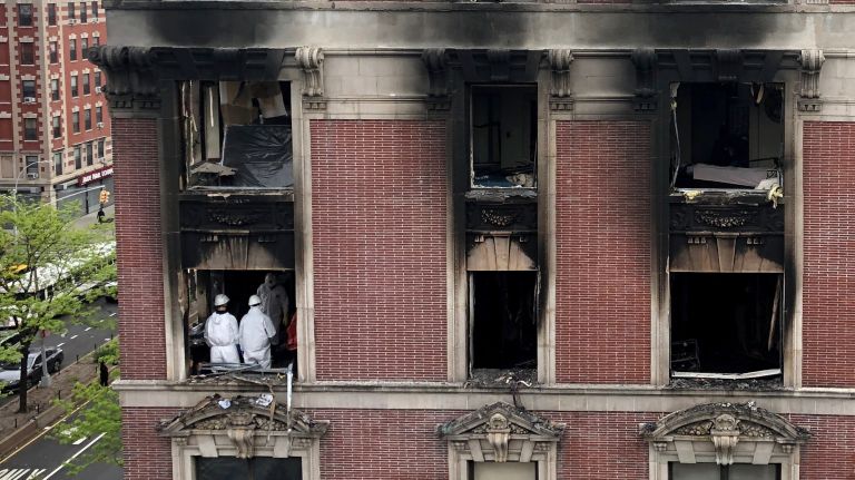 6 dead, including 4 children, in Harlem apartment fire 3 Investigators search the site of a fire in Harlem that killed six people Wednesday morning, police said.