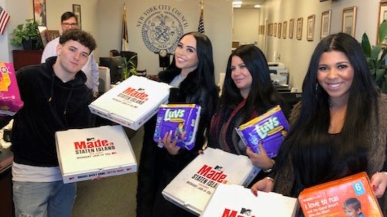 The cast of "Made In Staten Island" on Monday delivered pizzas to&nbsp;Staten Island councilman Joe&nbsp;Borelli.&nbsp;