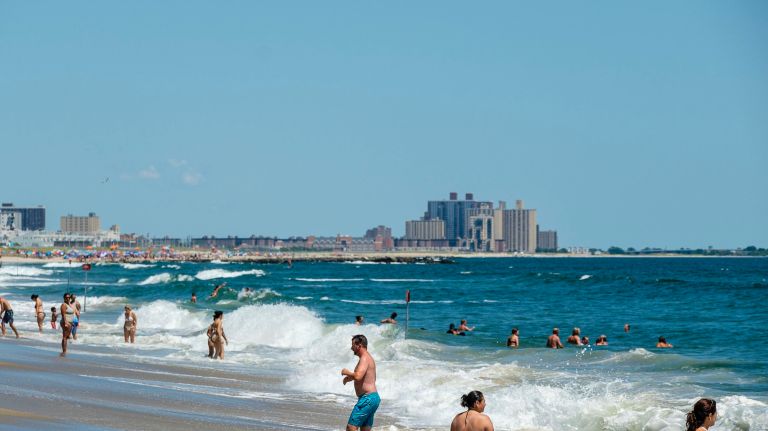 NYC weather: Expect a sunny holiday week 1 New Yorkers looking to cool off on Monday can head to Rockaway Beach for some sand and surf as the weather will be sunny and warm.