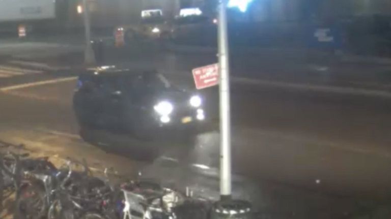 Man fatally hit by SUV near Union Square Park, NYPD says 1 A man in Union Square was hit by a 2016 Jeep Renegade early Tuesday morning, Nov. 14, 2017, police said.