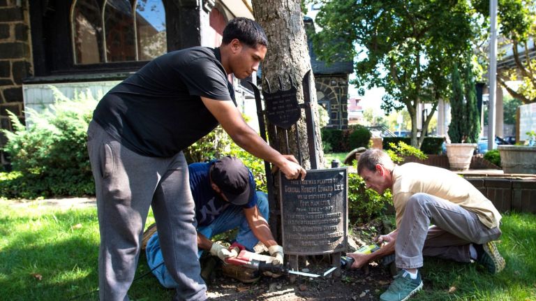 Confederate memorials in NYC taken down amid Charlottesville rally backlash 1 Plaques commemorating Gen. Robert E. Lee are removed Wednesday, Aug. 16, 2017, from the grounds of St. John's Episcopal Church in Fort Hamilton, Brooklyn.