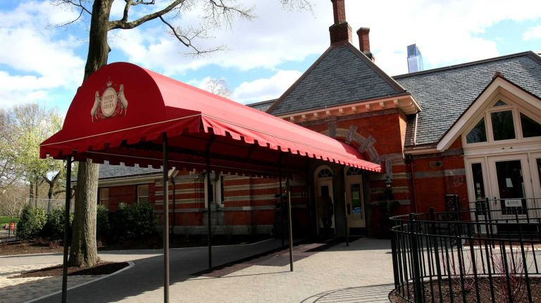 Tavern on the Green will not lose its name 1 Tavern on the Green will soon be called Tavern on the Park.