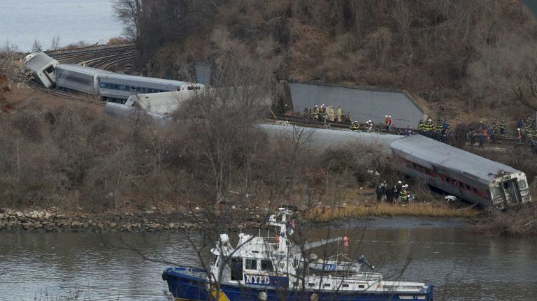 Metro-North accidents blamed on lax U.S. oversight, safety failures 1 An NYPD boat sits in the river near the scene of a Metro-North train derailment in the Bronx. (Dec. 01, 2013)