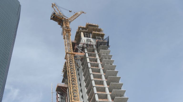 Construction worker falls to death at Manhattan building, NYPD says 1 A worker fell to his death from the 29th floor of a building under contraction in the Financial District on Thursday, Sept. 21, police said.