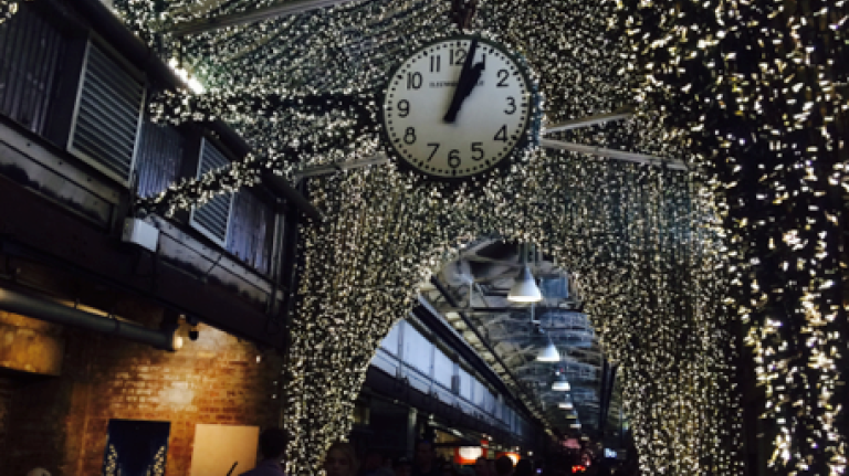 Where to pee in NYC 12 Have you foumd yourself walking the High Line and needing to go only to realize there are no bathrooms in sight? Have no fear because among the dozens of vendors, Chelsea Market (75 9th Avenue, btwn 15th and 16th) also has bathrooms available. Do yourself a favor and grab a bite to eat while you're there. Expect a decent wait on the weekends.