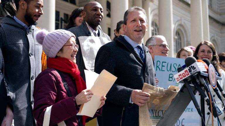 Paper bags could cost NYC shoppers 5 cents after plastic is banned 1 New York City Councilmembers Margaret Chin, left, and Brad Lander, center, announce plans to introduce a bill to charge shoppers five cents per paper bag.