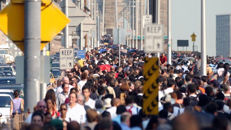 Northeast blackout 2003: Photos of NYC 13 New Yorkers cross the Brooklyn Bridge during the Northeast blackout.
