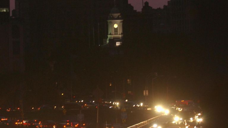 Northeast blackout 2003: Photos of NYC 14 A view of Manhattan from the Brooklyn Bridge during the Northeast blackout.