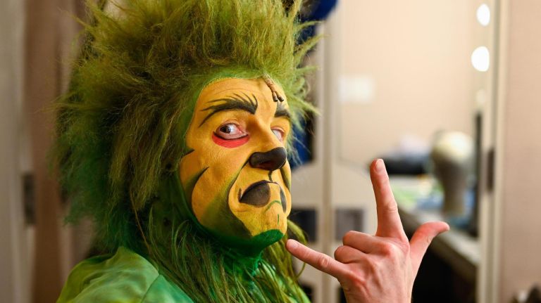 Watch Madison Square Garden's 'The Grinch' actor transform into Christmas thief in seconds 1 Actor Gavin Lee gets into costume for his role as the Grinch backstage at Madison Square Garden.