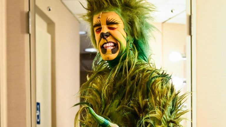 Watch Madison Square Garden's 'The Grinch' actor transform into Christmas thief in seconds 4 It takes actor Gavin Lee about an hour and a half to transform into the Grinch backstage at Madison Square Garden.