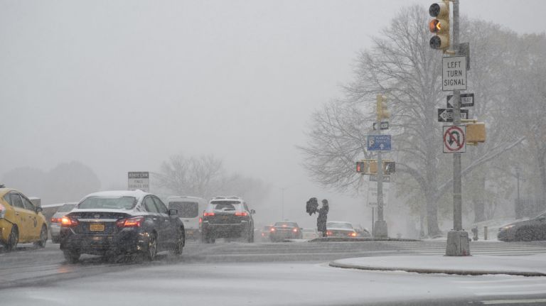 Snow falls along Queens Boulevard in Kew Gardens, Queens, on Nov. 15, 2018.