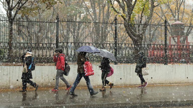Snow falls on Chambers Street in Manhattan on Nov. 15, 2018.