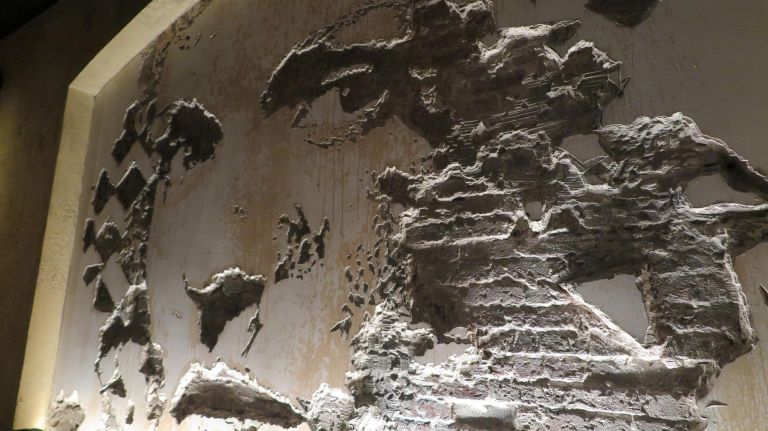 Vhil's&nbsp;plaster art is reminiscent of the destruction caused in war, which is exactly where he takes his inspiration from. His two reliefs at Vandal are portraits of women whose expressive eyes look over the dining room.