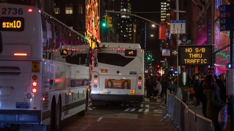 Rockefeller Center Christmas tree lighting: See photos 29 Traffic is closed to all but buses on Fifth Ave. Preparations for the Rockefeller Center Christmas Tree Lighting in NYC on Nov. 28, 2018.