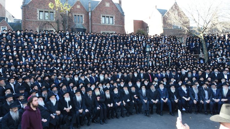 Rabbis gather for somber annual photo in Brooklyn 1 More than 5,600 rabbis and communal leaders from 100 countries gathered in Crown Heights, Brooklyn, for an annual photo.