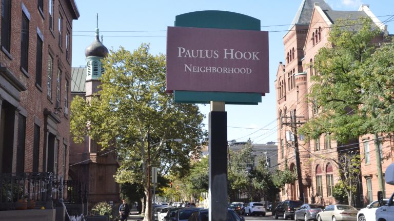 Jersey City: What to do in the neighboring big town 19 After you've eaten, walk off the calories with a stroll around the Paulus Hook neighborhood, where Sam a.m. is located. The area dates back to the Dutch colonization and saw battle during the Revolutionary War. Today, it maintains charming old brownstones, little restaurants, churches, converted factories and independent shops.