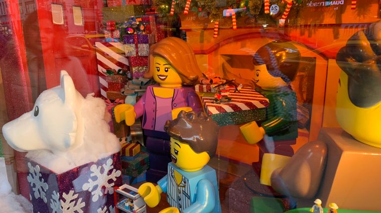 NYC holiday windows: Saks Fifth Avenue, Bergdorf Goodman, Bloomingdales, Macy's & more 6 If you walk around the corner to Seventh Avenue, between 34th and 35th streets, Macy's also has two windows featuring Legos, who are unwrapping gifts and ice skating.