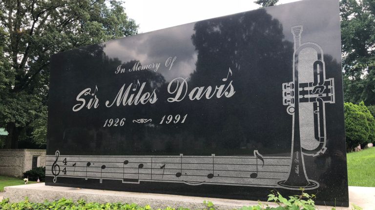 This National Historic Landmark was established in 1863 and is the final resting place of hundreds of influential writers (Herman Melville), musicians (Miles Davis, Duke Ellington), civic leaders (Robert Moses, Louis F. Haffen) women's suffrage leaders (Celia Cruz, Elizabeth Cady Stanton), and military veterans (Admiral David Glasgow Farragut, Joseph Pulitzer). The sprawling grounds, from East 211th to East 233rd streets, Jerome to Webster avenues, are known equally for its architecture as well as its foliage. There are more than 140 varieties of trees, including five of New York City's 