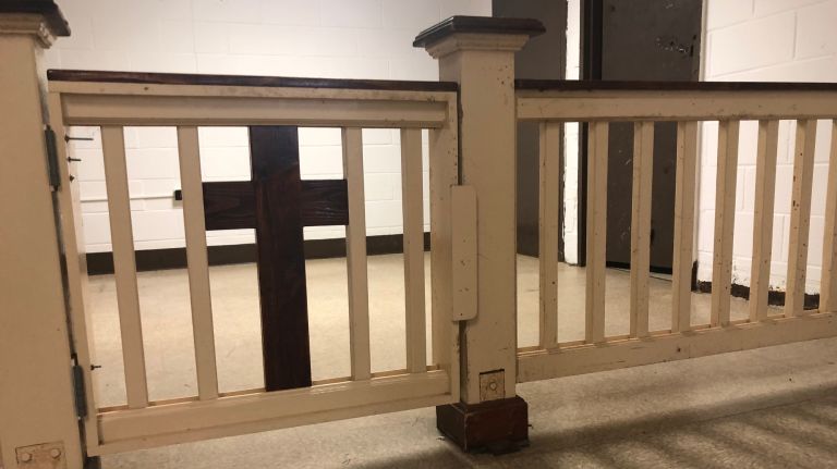Behind the bars at ‘Orange Is the New Black’ prison on Staten Island 18 The weekly religious meetings were filmed at Arthur Kill's actual Catholic Chapel. Crosses and religious paraphernalia were left behind from the inmates, while the seating was added in as set prop.